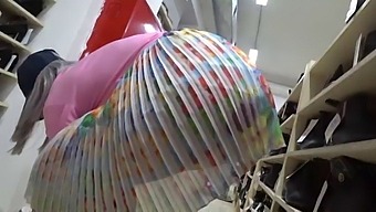 Egy Alattomos Szemlélő Megörökít Egy Csábító Hátsó Bemutatótermet Nyilvános Környezetben, Beleértve A Lábfétis És A Szoknya Kukkolását Egy Cipőboltban
