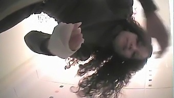 Heimlicher Spanner Beobachtet Mädchen Beim Pinkeln Im Badezimmer