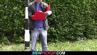 Prsnatá Kučeravá Dievčina Je Zdvihnutá A Ošukaná