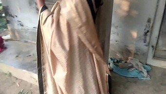 Une Maman Indienne Avec Un Gros Cul Se Masse Les Seins À La Ferme