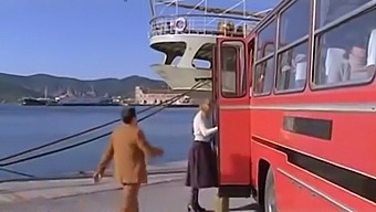 Medzirasový Pár Má Sex V Autobuse