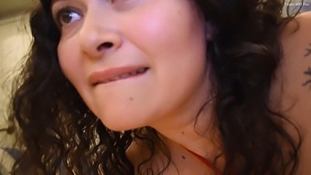 大屁股的拉丁裔熟女口交并得到一口精液!