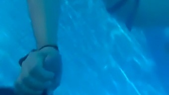 Sexul La Piscină Cu Iubita Mea Se Termină Cu Un Climax Fericit
