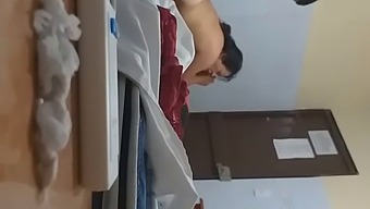 Ελάτε Μαζί Μου Για Μια Καυτή Συνεδρία Που Ξεκινάει Στις 6:30 Με Μια Σφιχτή Φίλη Και Το Συναρπαστικό Της Κόλπο