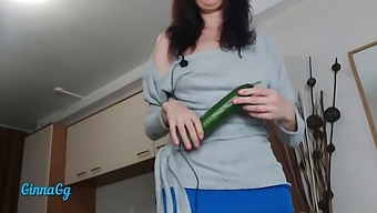 Brincadeira Sensual Com Pepino Leva À Ejaculação Feminina E Ao Fisting
