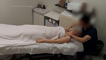 Medzirasový Pár Si Užíva Intenzívnu Masáž A Domáci Sex