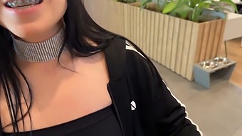 Mooie Latina Tiener Wordt Diep En Persoonlijk Met Een Fan In Het Winkelcentrum.